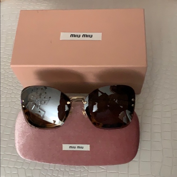 🎁NEW MIU MIU SUNGLASSES - Picture 1 of 8